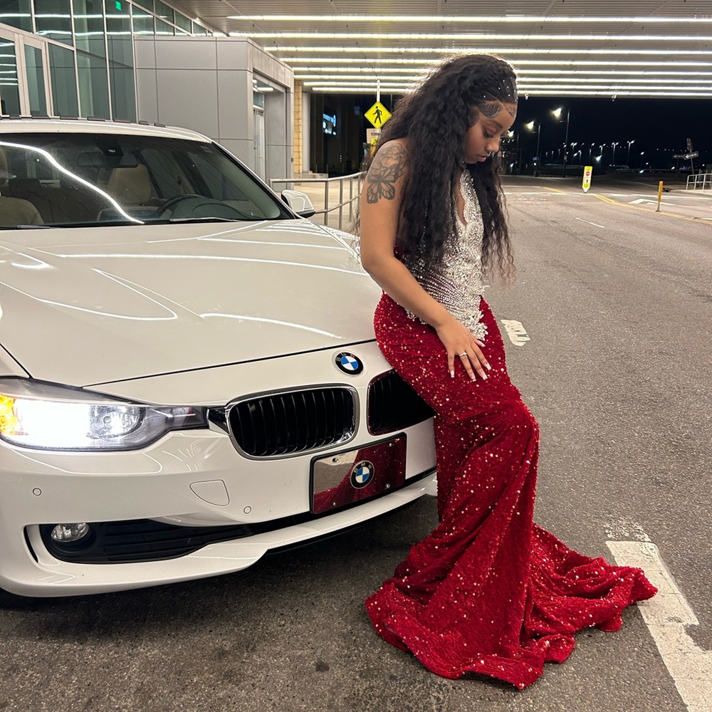 Hey I’m selling this 2k24 prom dress I paid 1k for it, very adjustable $ Cute